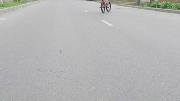 das Kerl tun Tricks auf ein Fahrrad - - Antenne Umfrage video