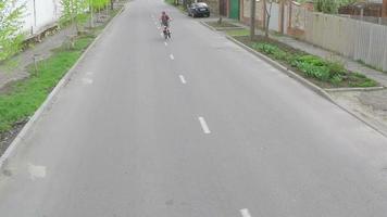 das Kerl tun Tricks auf ein Fahrrad - - Antenne Umfrage video