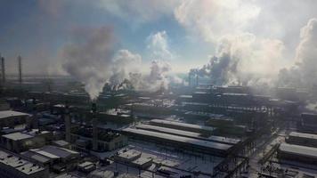 fábrica fumar apilar - petróleo refinería, petroquímico o químico planta en invierno. ver desde el altura video