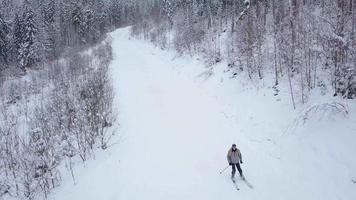 Aussicht von das Höhen zu das Skifahrer absteigend das Ski Steigung video