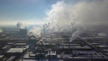 fabriek rook stack - olie raffinaderij, petrochemisch of chemisch fabriek in winter. visie van de hoogte video