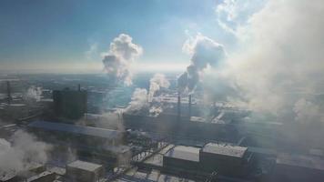 fábrica fumar apilar - petróleo refinería, petroquímico o químico planta en invierno. ver desde el altura video