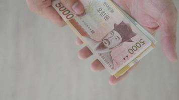 la moneda de corea que se utiliza para representar el valor en el intercambio y el won es la moneda principal de los coreanos. billetes de won coreanos para el fondo del concepto de dinero. video