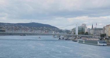 ciudad ver de budapest el puente terminado el Danubio. barcos vela en el río video