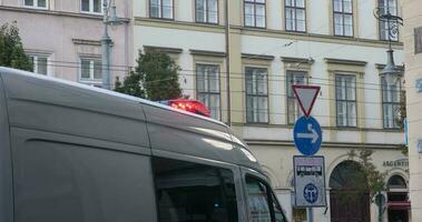 Politie busje met knippert blauw en rood lichten staat Aan de straat video