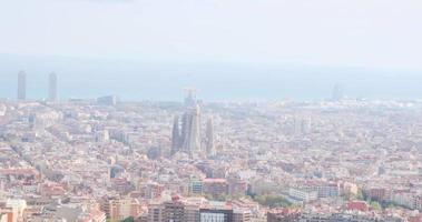 Barcellona città Visualizza a soleggiato giorno, sagrada familia punto di riferimento. paesaggio urbano metraggio video