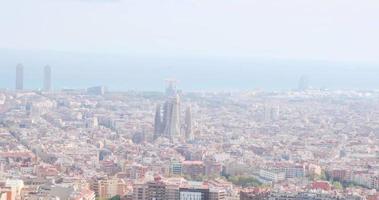 barcelona stad se på solig dag, sagrada familia landmärke. stadsbild antal fot video