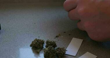 Mann setzt Marihuana in ein elektronisch Gerät mit seine Hände zu Rauch oder verdampfen Cannabis. thc Droge verwenden video