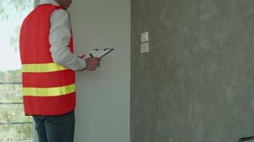 ingenieurs opnieuw controleren macht lijn systemen voor nieuw huis. inspecteur gebruik tooling opnieuw controleren macht stopcontact. contactor Vermelding resultaat van laatste inspectie voordat voorbij gaan aan naar klant. inspecteur ingenieur video