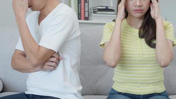 divorce. les couples asiatiques sont désespérés et déçus après le mariage. le mari et la femme sont tristes, bouleversés et frustrés après des querelles. méfiance, problèmes amoureux, trahisons. problème de famille, amour d'adolescent video