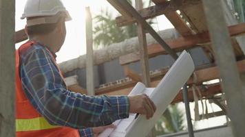 l'inspecteur ou l'ingénieur inspecte la construction et l'assurance qualité de la nouvelle maison à l'aide d'une liste de contrôle. ingénieurs ou architectes ou entrepreneur travaillent pour construire la maison avant de la remettre au propriétaire video