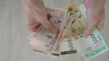 la valuta della Corea che viene utilizzata per rappresentare il valore in cambio e il vinto è la valuta principale del popolo coreano. note vinte coreane per sfondo di concetto di denaro. video