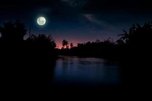 hermosa tranquilo noche a río con lleno Luna foto