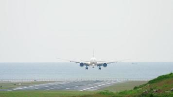 avion gros porteur approchant et atterrissant à l'aéroport international de phuket. video