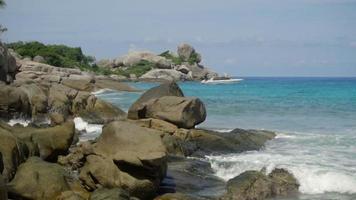 vagues turquoises roulées sur la plage de l'île de koh miang, îles similan, ralenti video