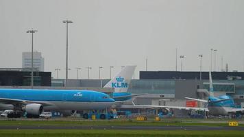 amsterdam, Paesi Bassi 26 luglio 2017 - klm airbus 330 ph aoa traino con trattore per servizio. Shiphol arport, amsterdam, olanda video