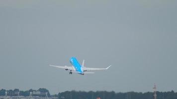 amsterdam, de nederländerna juli 25, 2017 - klm cityhoppare embraer 175 ph ex avresa på bana 36l polderbaan och klättra. shiphol flygplats, amsterdam, holland video