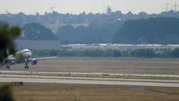 frankfurt a.m principal, Alemania julio 18, 2017 - Egeo aerobús 321 sx dvp aterrizaje en pista 7l. Fraportar, Fráncfort del Meno, Alemania video