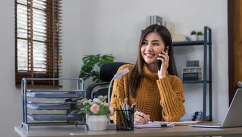 estudiante asiática en línea, clase de aprendizaje, estudio en línea, videollamada, profesor de zoom, niña asiática feliz, aprende inglés en línea con una computadora portátil. foto