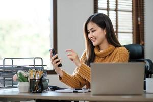 estudiante asiática en línea, clase de aprendizaje, estudio en línea, videollamada, profesor de zoom, niña asiática feliz, aprende inglés en línea con una computadora portátil. foto