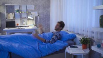 uomo avendo incubi nel il suo dormire. avendo un' cattivo incubo nel il suo dormire, il giovane uomo ad un tratto si sveglia su nel paura. video