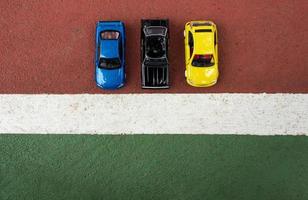 3 juguete carros metido a el borde de el Corte línea, después algunos ediciones concepto para Listo a carrera. foto