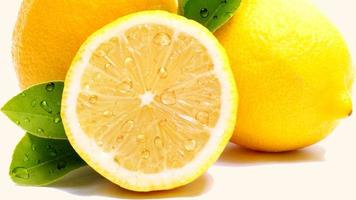 amarillo o maduro agrio limón rebanado y lleno Talla con verde hoja agua gotas cerca arriba macro fotografía foto