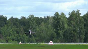 novosibirsk, Russisch federatie augustus 5, 2018 - sport vliegtuig landt Aan groen met gras begroeid vliegveld video