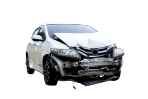 främre av vit bil skaffa sig skadad förbi olycka på de väg. bruten bilar efter kollision. bil olycka, isolerat på transparent bakgrund, png fil