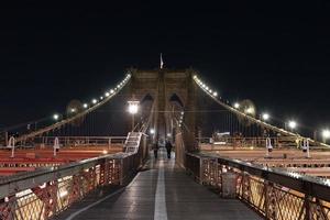 puente de brooklyn en la noche foto