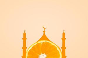 foto naranja rebanada con mezquita contento ramadán, contento eid, ramadán, Ramadán kareem y islámico saludo foto.