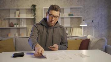 armoede. Mens zetten geld Aan rekeningen Bij huis. planning de huis economie. hebben probleem krijgen langs. video