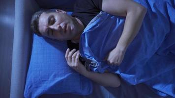 ne pas étant capable à dormir. âge moyen homme ayant difficulté en train de dormir à nuit. sommeil problèmes. psychologique problèmes. video