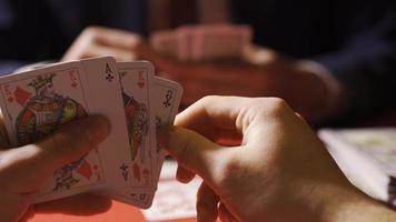 Glücksspiel. spielen Poker beim das Kasino, spielen Karten. Fachmann Kasino Spieler Glücksspiel mit spielen Karten. video