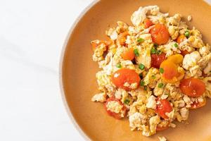 stir-fried tomatoes with egg on plate photo