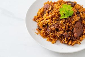 nasi goreng - arroz frito con cerdo al estilo indonesio foto