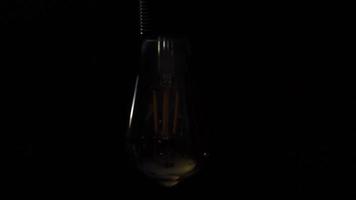 un' inteligente uomo con un idea lampadina nel il suo testa. eureka creatività concetto. il uomo guardare a il Telefono ha un' nuovo idea e il lampada giri Su. eureka. video