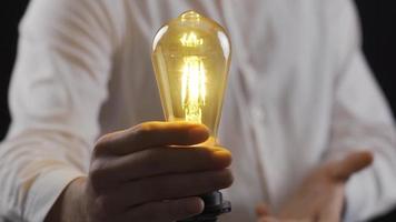 creativo idea e ardente giallo leggero lampadina. grande idea concetto. eureka. essere inteligente e creativo. video