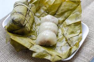 Khao tom enojado o postre pegajoso arroz allí es un plátano o taro relleno adentro. antiguo tailandés postres foto