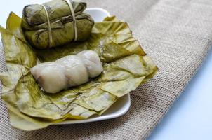 Khao tom enojado o postre pegajoso arroz allí es un plátano o taro relleno adentro. antiguo tailandés postres Copiar espacio foto