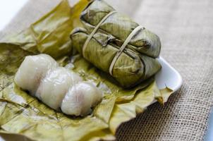 de cerca Khao tom enojado o postre pegajoso arroz. tradicional tailandés postres foto