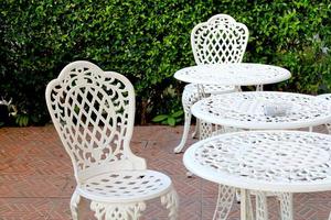 blanco sillas y mesa en césped de jardín foto