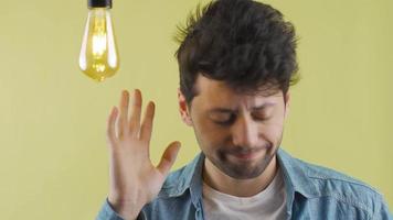 verward Mens proberen naar komen omhoog met nieuw ideeën. idee lamp. de Mens denkt van nieuw ideeën en mislukt. beurt Aan de idee lamp. burn-out syndroom. video