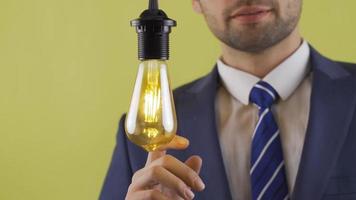 de vinger accenten de lamp naar beurt Aan de licht en de idee wordt Doorzichtig. eureka. vinden een nieuw idee en aanraken zijn vinger Aan de lamp en het brandwonden. eureka. video