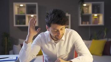 homme d'affaire pense et ne peut pas trouver des idées, obtient en colère. homme travail dans Accueil Bureau est à la recherche pour une Nouveau idée mais ne peut pas trouver il. video