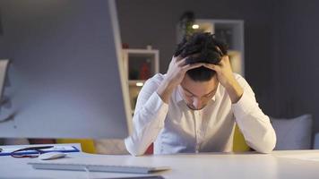 homme d'affaire trouve une Nouveau idée. inspiration et éclaircissement. le homme qui travaux à nuit dans le Accueil Bureau vient en haut avec une Nouveau idée et immédiatement obtient à travail. video