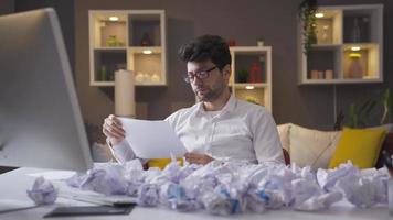 génial idée concept. eureka le homme qui est intelligent et créatif. eureka le homme qui venu en haut avec une Nouveau idée. travail dans le Accueil bureau. video