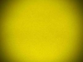 textura de tela de terciopelo amarillo utilizada como fondo. fondo de tela amarilla vacía de material textil suave y liso. hay espacio para el texto. foto