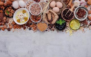 ingredientes para el sano comidas selección. el concepto de superalimentos conjunto arriba en blanco desgastado hormigón antecedentes con Copiar espacio. foto