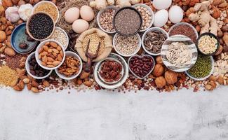 ingredientes para el sano comidas selección. el concepto de superalimentos conjunto arriba en blanco desgastado hormigón antecedentes con Copiar espacio. foto